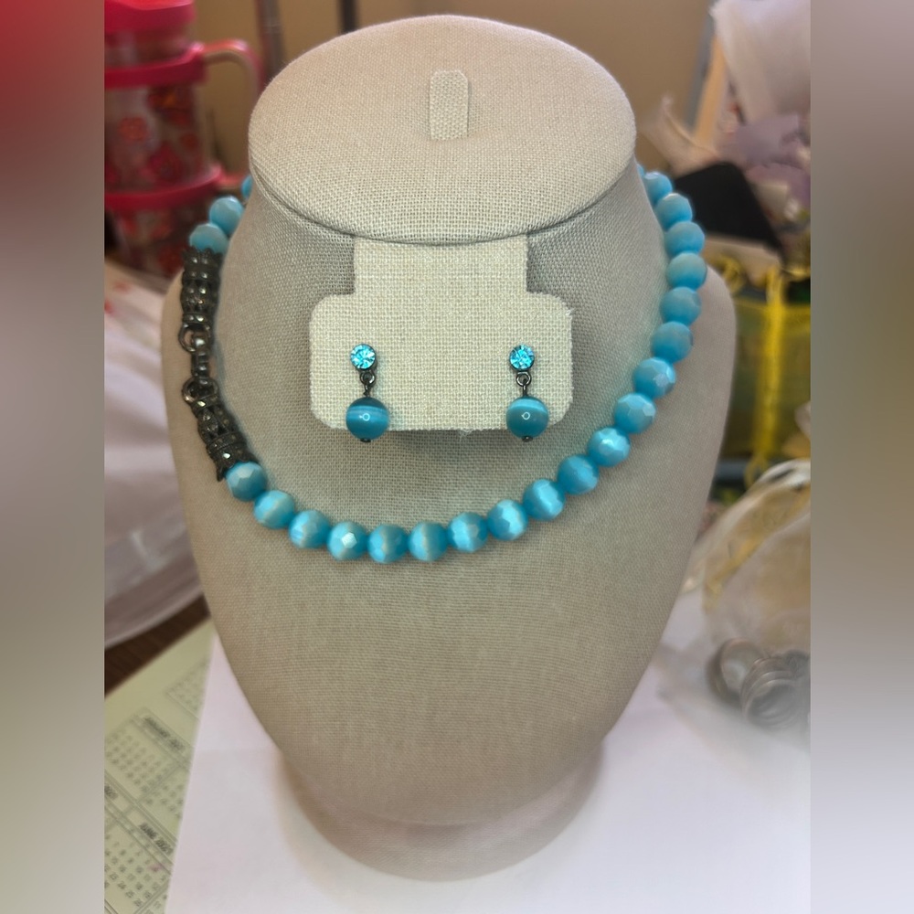 Gorgeous vintage beaded necklace and matching earrings.  Detailed clasp.